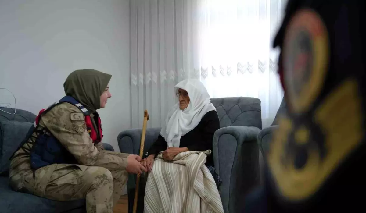 97 Yaşındaki Rabiye Nine'den Askerlere Duygu Dolu Ziyaret