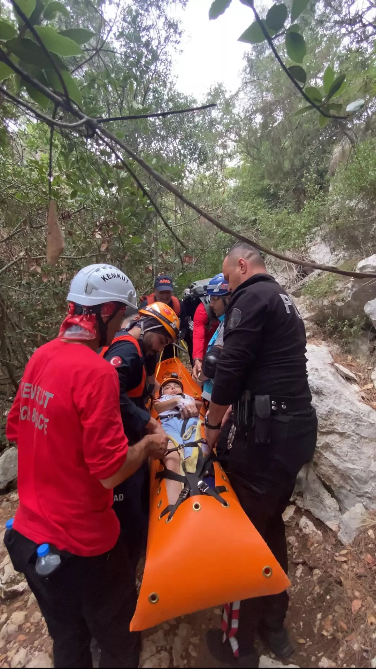 Kemer'de Düşen Polonyalı Turist Kurtarıldı