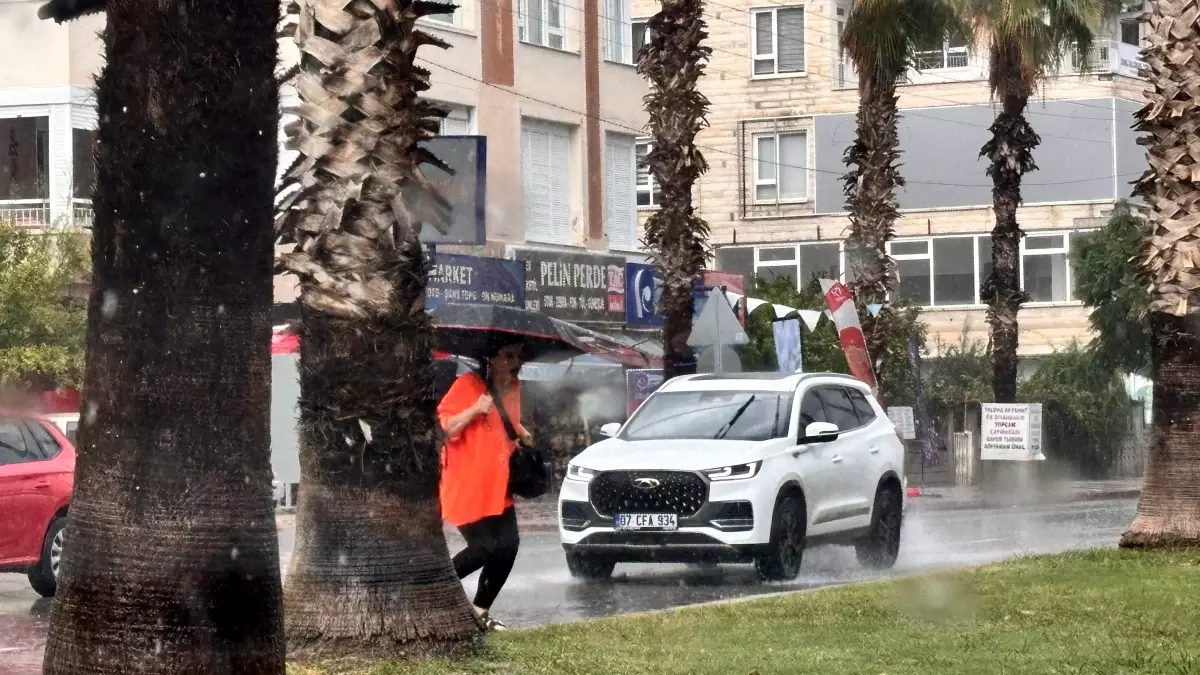 Antalya'da Şiddetli Yağmur Hayatı Olumsuz Etkiledi