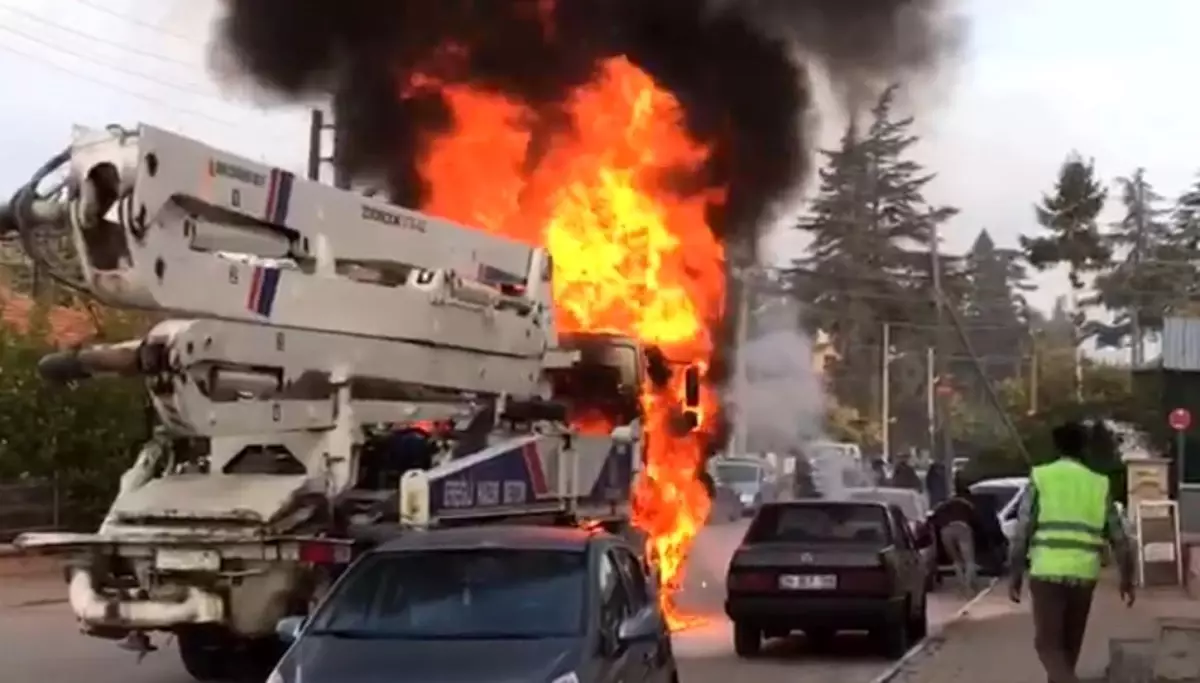 Konya'da Beton Pompası Yangını, İki Otomobil Zarar Gördü