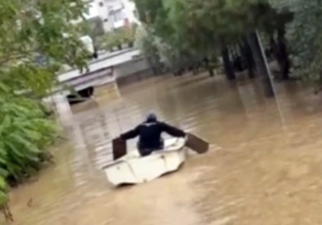 Bir ilimiz sele teslim! Yollar göle döndü, vatandaşlar önlem almayan belediyeye tepkili