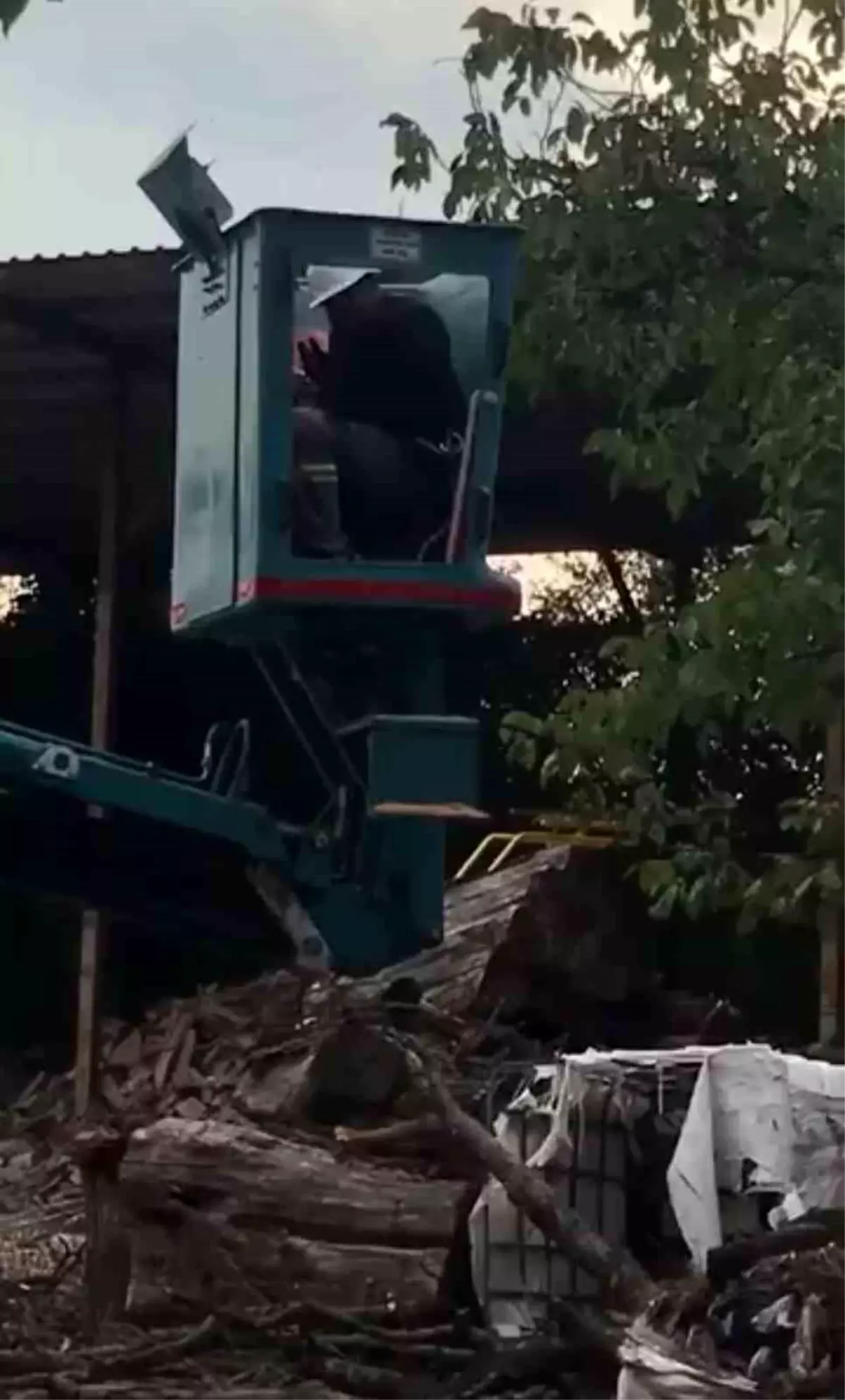 Bursa'da Vinçte Çalışan İşçiye Arı Saldırısı