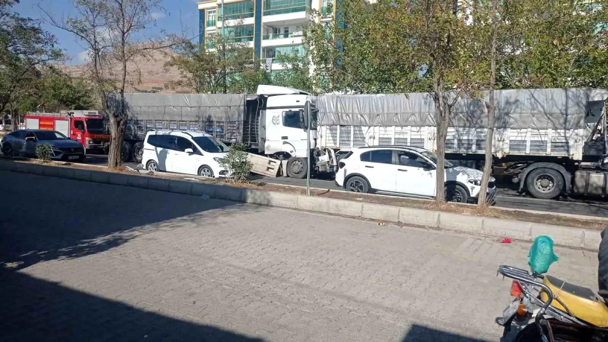 Diyarbakır'da Freni Patlayan Tır Kazası: 1 Yaralı