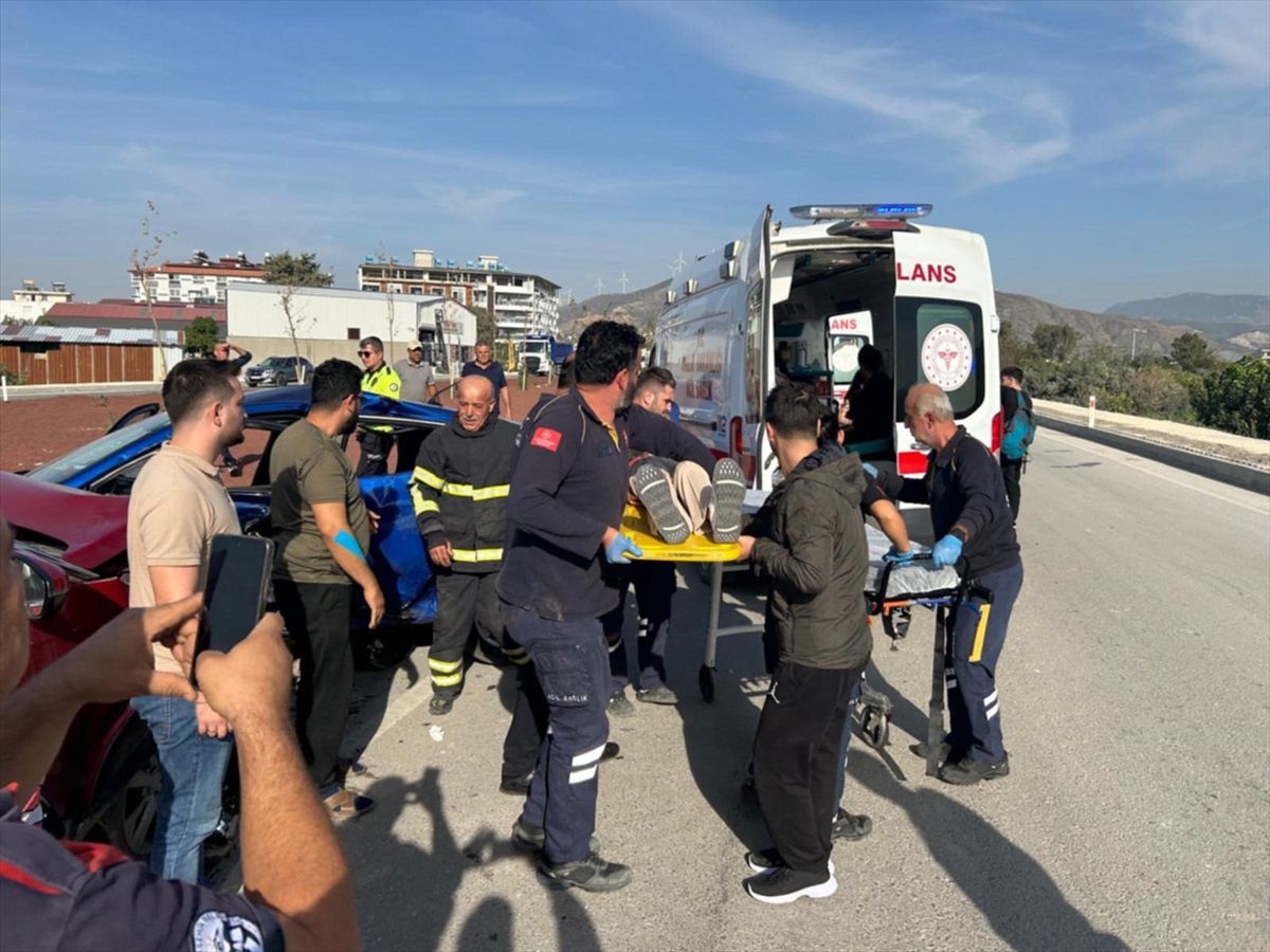 Hatay'da Cip ve Otomobil Çarpıştı: 5 Yaralı