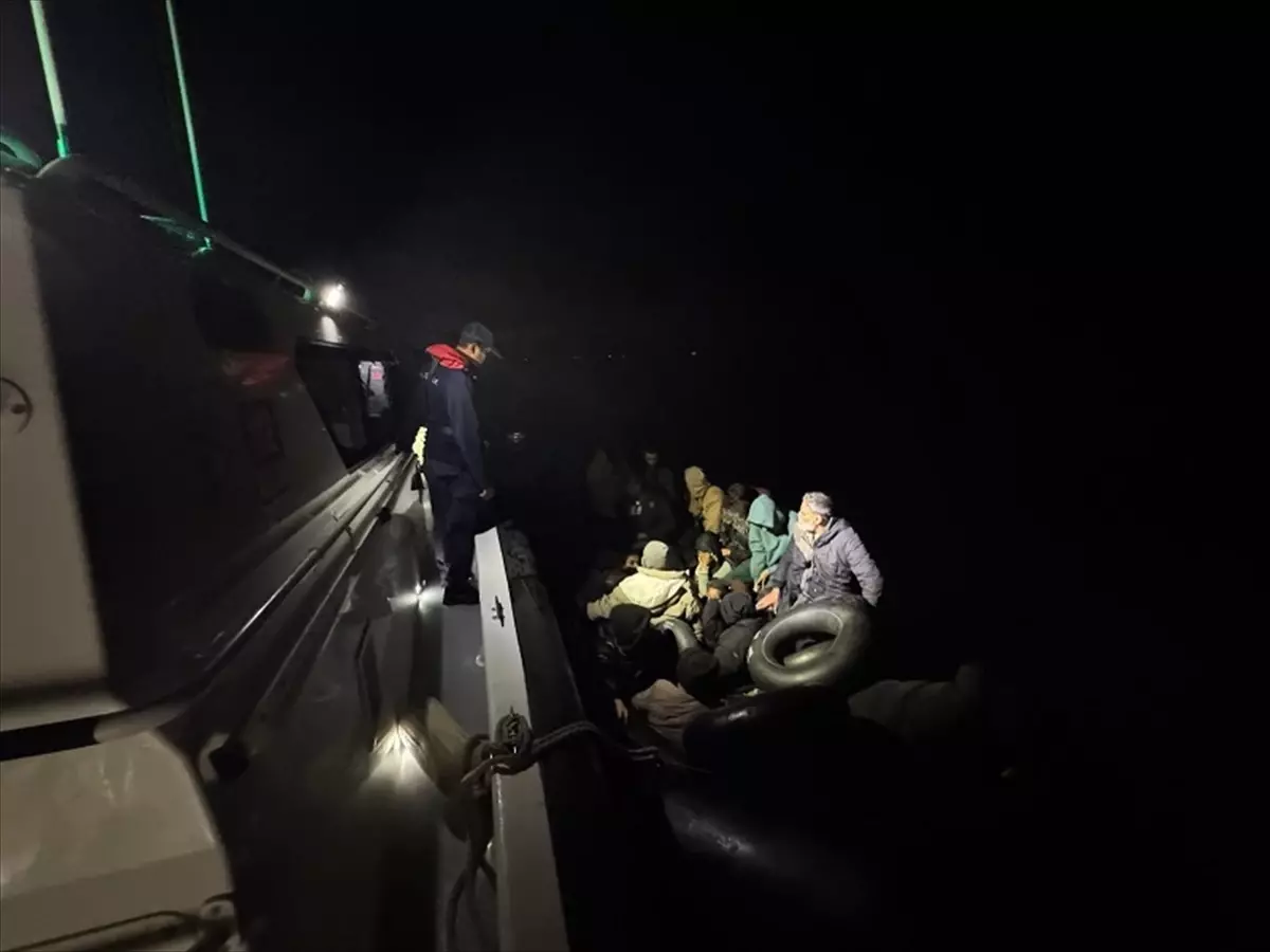 İzmir Açıklarında Düzensiz Göçmenler Kurtarıldı ve Yakalandı