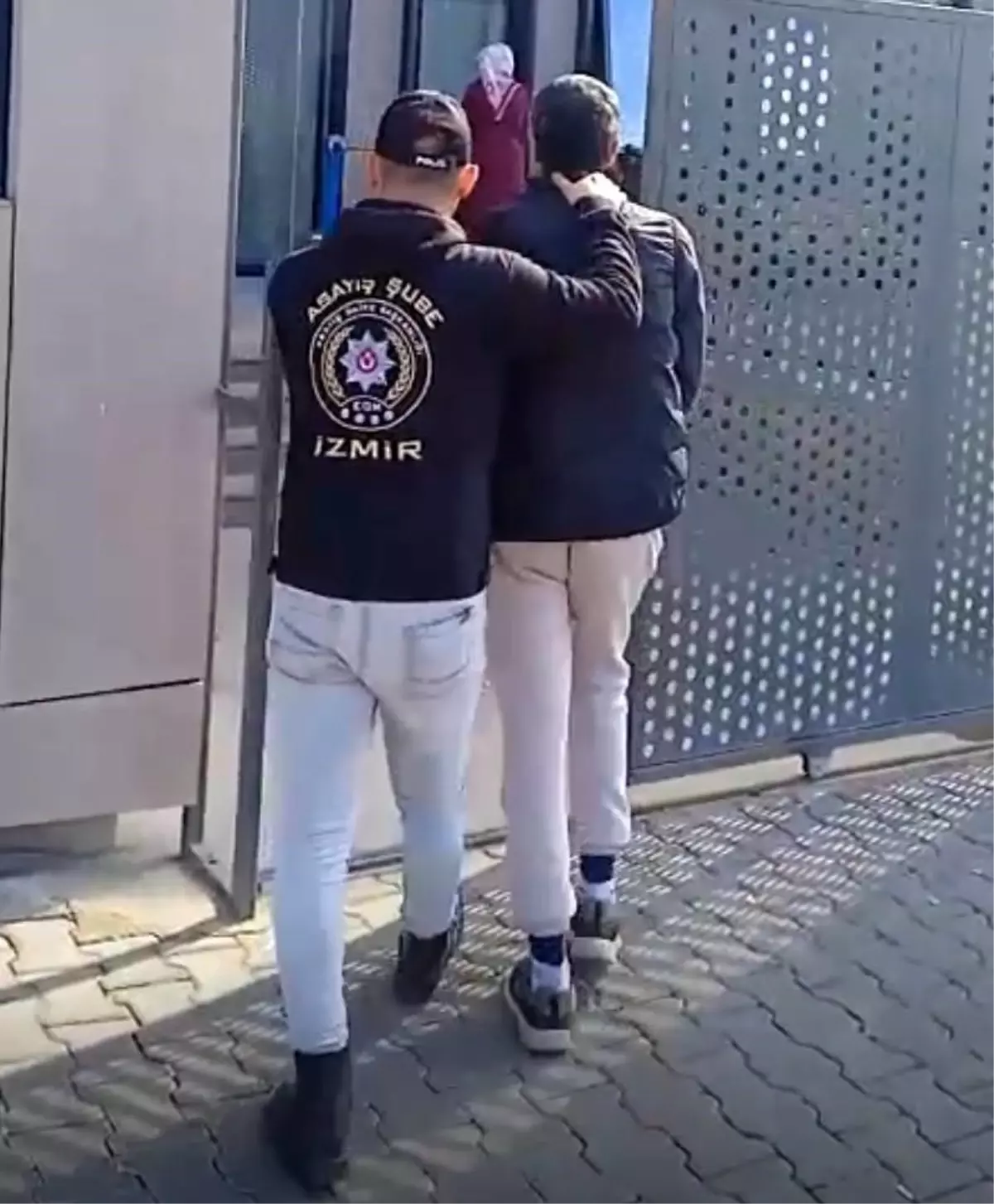 24 Yıl Hapis Cezasıyla Aranan Firari Şahıs İzmir'de Yakalandı