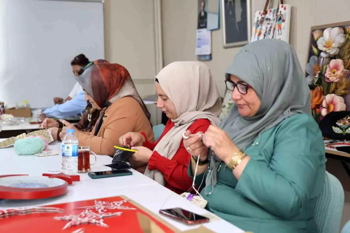 Elazığ'da Kadınlar El Sanatları Kursu ile Hem Öğreniyor Hem Sosyalleşiyor