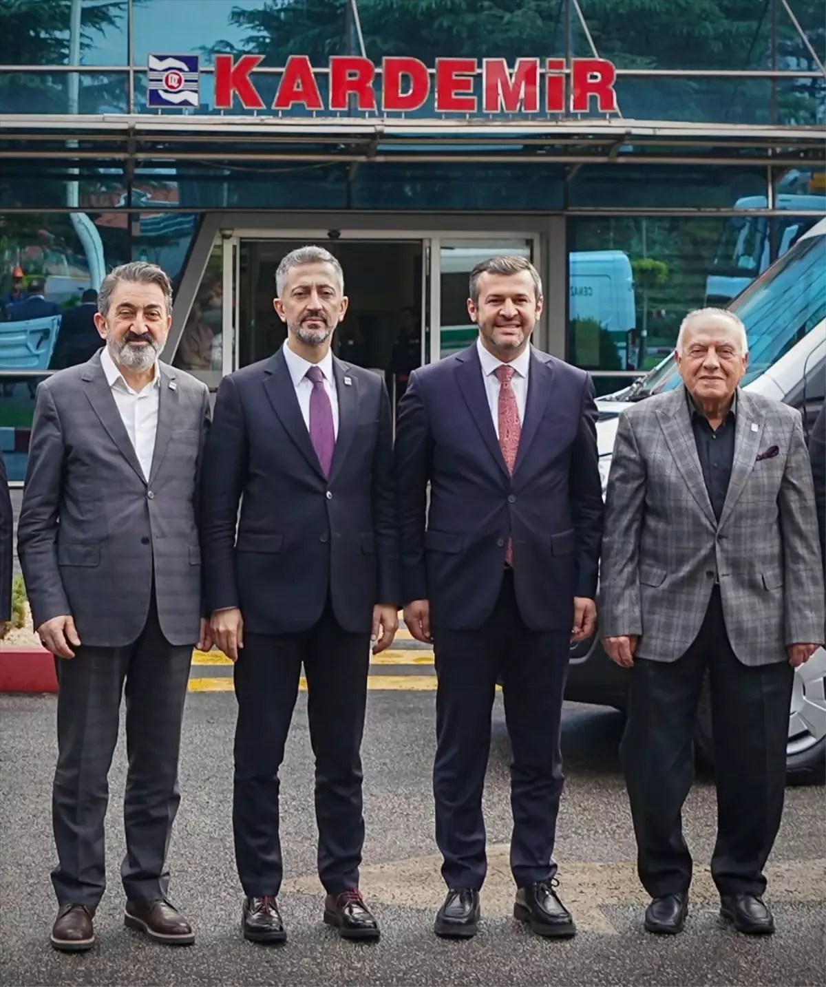 KARDEMİR'den Karabük Belediyesi ve Türk Kızılay'a Araç Desteği