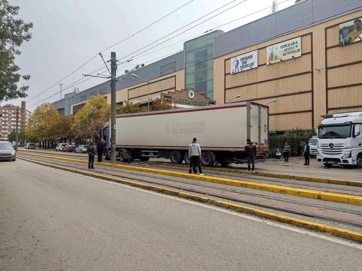 Eskişehir'de Tır Tramvay Yoluna Girdi, Seferler Aksadı