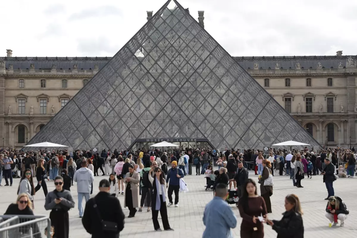 Louvre Müzesi Müdürü Cars: Kalıcı bir polis karakolu kurulmalı