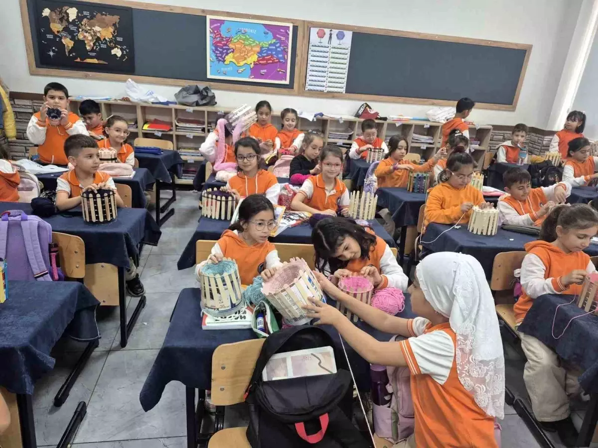 Tokatlı Öğrenciler Gazze'deki Çocuklara Destek İçin El Emeğiyle Atkı ve Bere Ördü