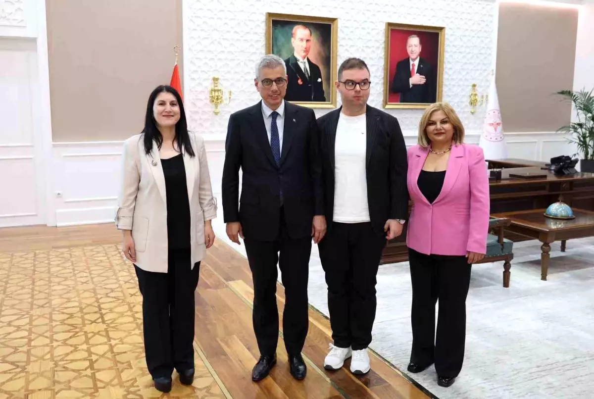 Otizmli Bireylerin Ruh Sağlığı Raporu Sağlık Bakanı'na Sunuldu