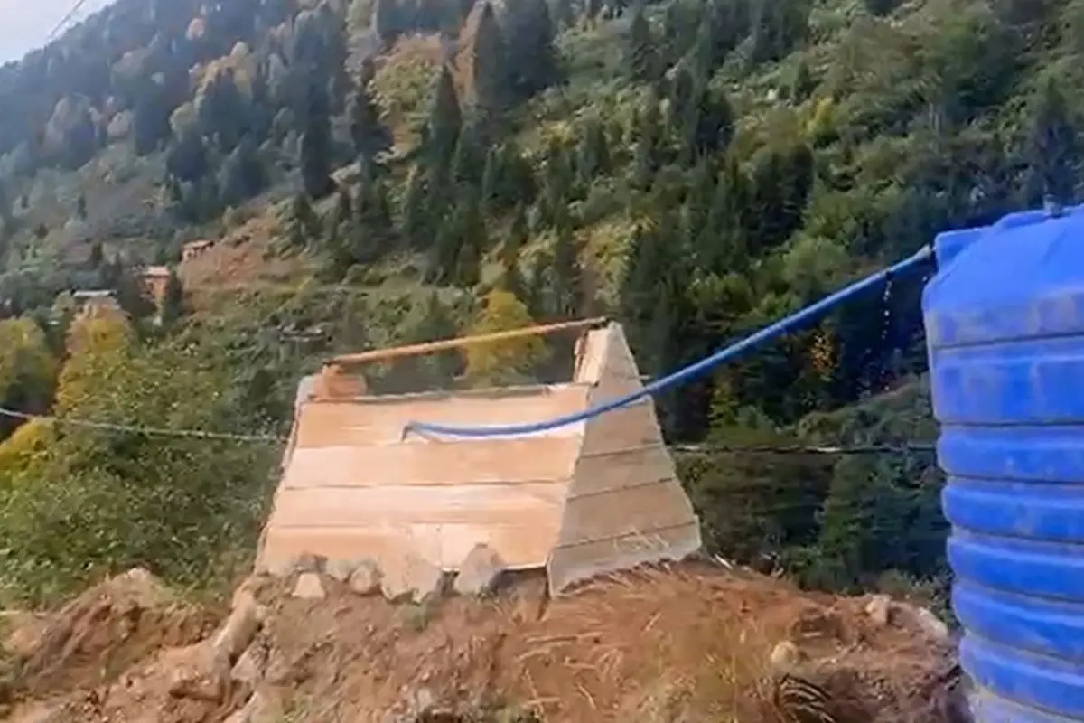 Ayder Yaylası'nda hayrete düşüren görüntü! Uzaktan gören mezar sanıyor, yanına giden şok oluyor