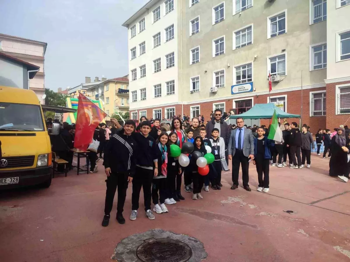 Şehitlik Ortaokulu'nda "Bir Okul, Bin Umut Gazze" yardım sergisi büyük ilgi gördü