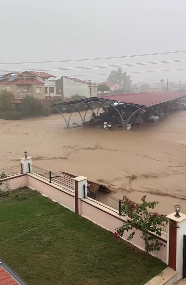 The situation in Foça, hit by the flood, is getting worse: May God help us