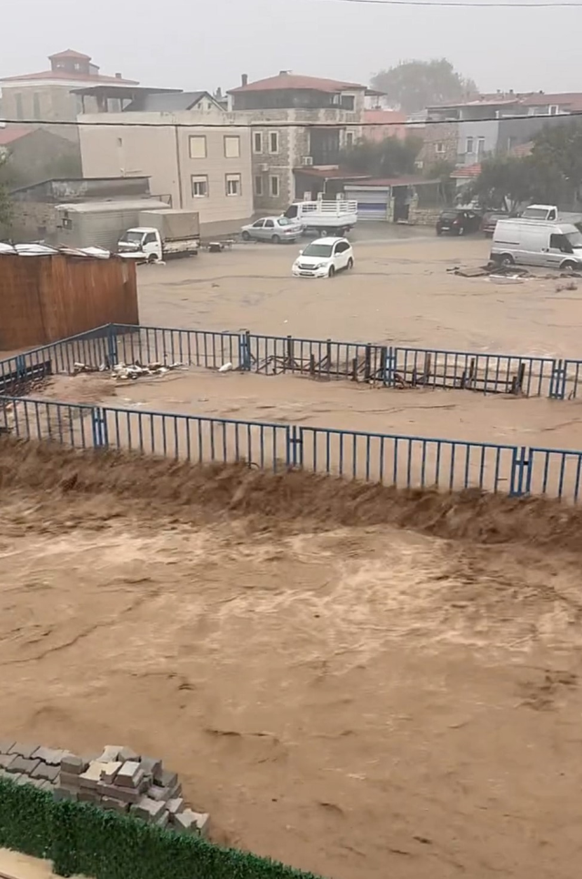 The situation in Foça, hit by the flood, is getting worse: May God help us
