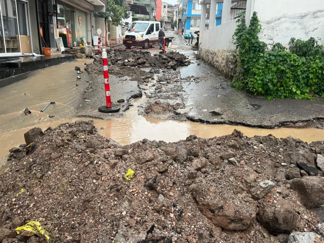 Selin yıkıp geçtiği Foça'da yaşlı adam kayıp Selin yıkıp geçtiği Foça'da yaşlı adam kayıp