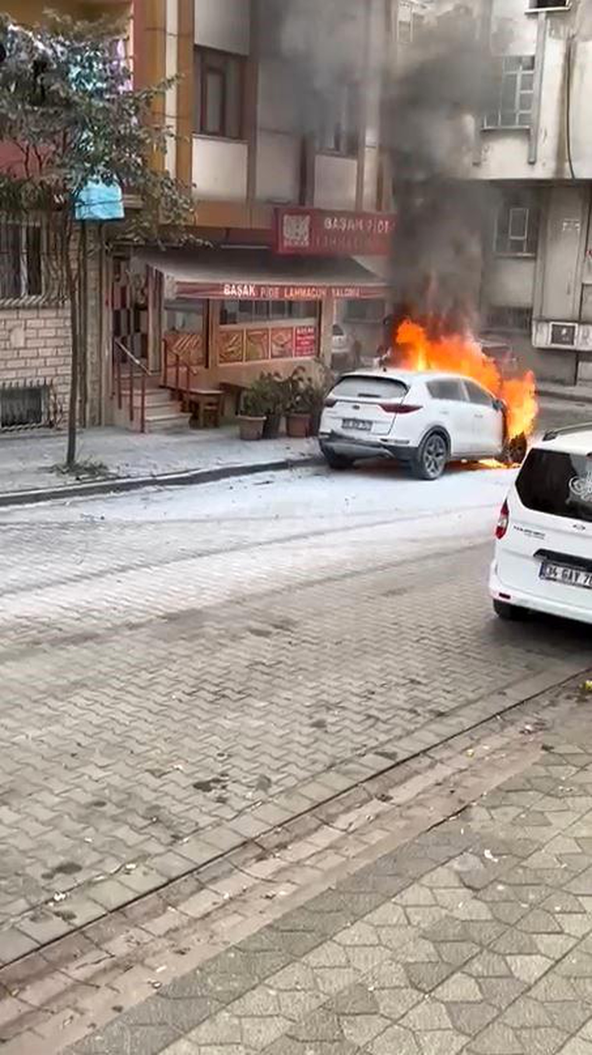 Sultangazi'de Park Halindeki Araç Alev Alev Yandı