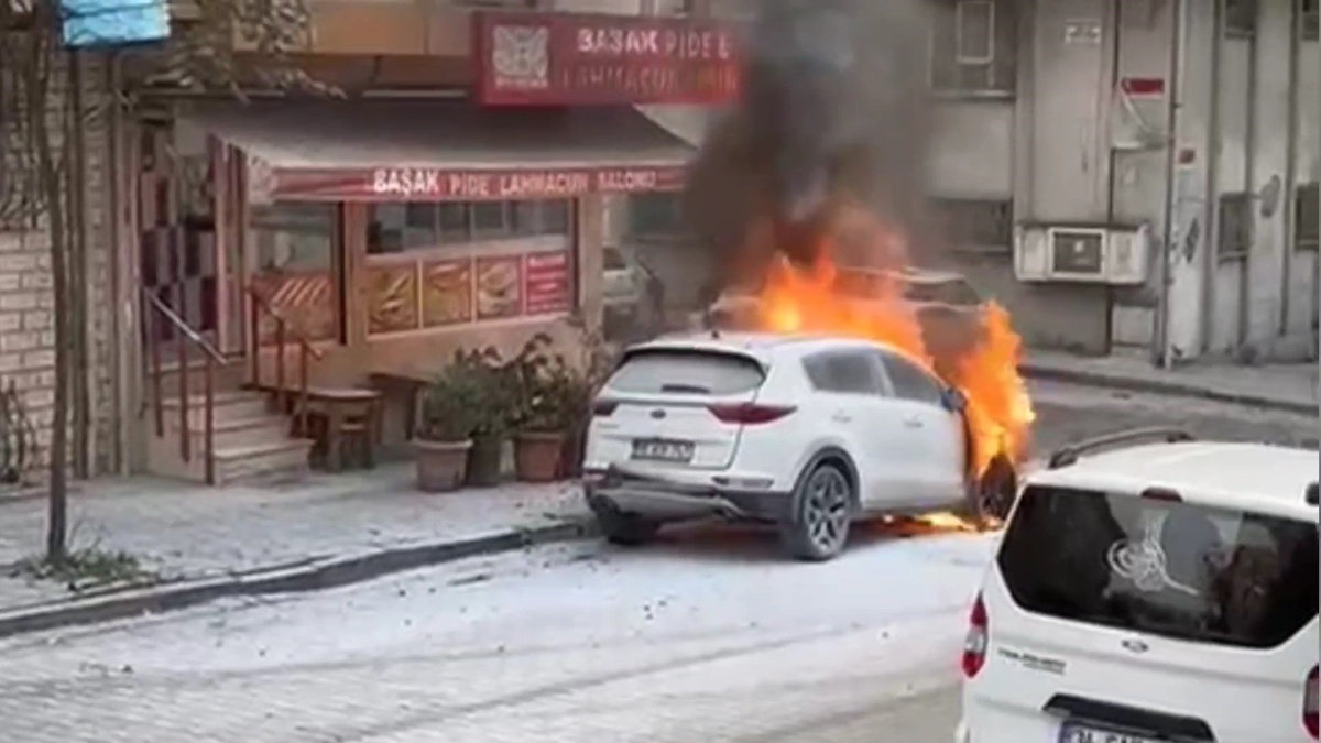 Sultangazi'de Park Halindeki Cipte Yangın Çıktı