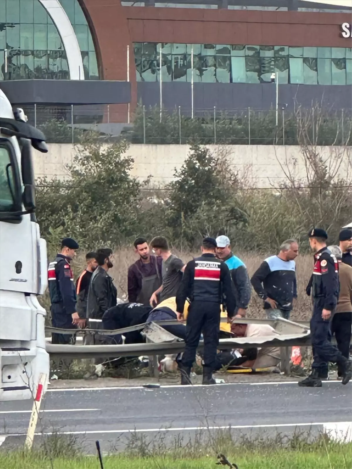 Çerkezköy'de Kamyonet Bariyerlere Çarptı: Sürücü Ağır Yaralandı