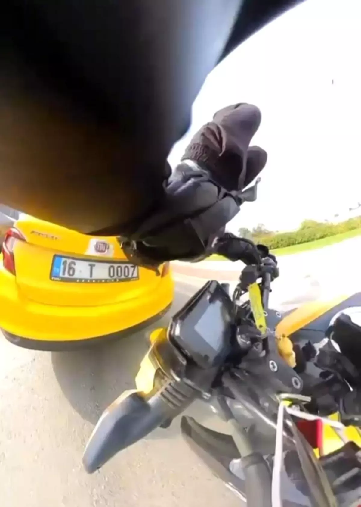 Bursa'da Motosiklet Kazası: Aksiyon Kamerasında Yakalandı