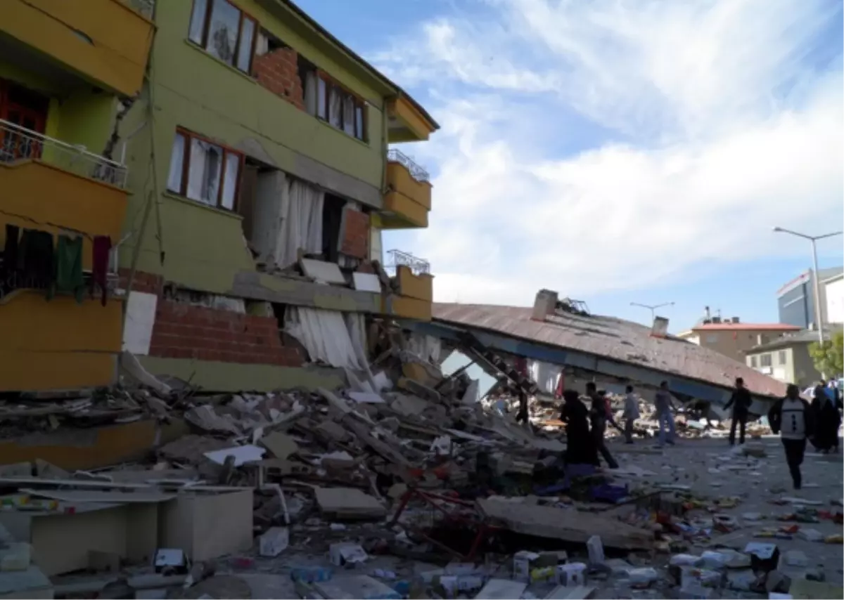 Van Depreminin Yıldönümünde Acılar Taze
