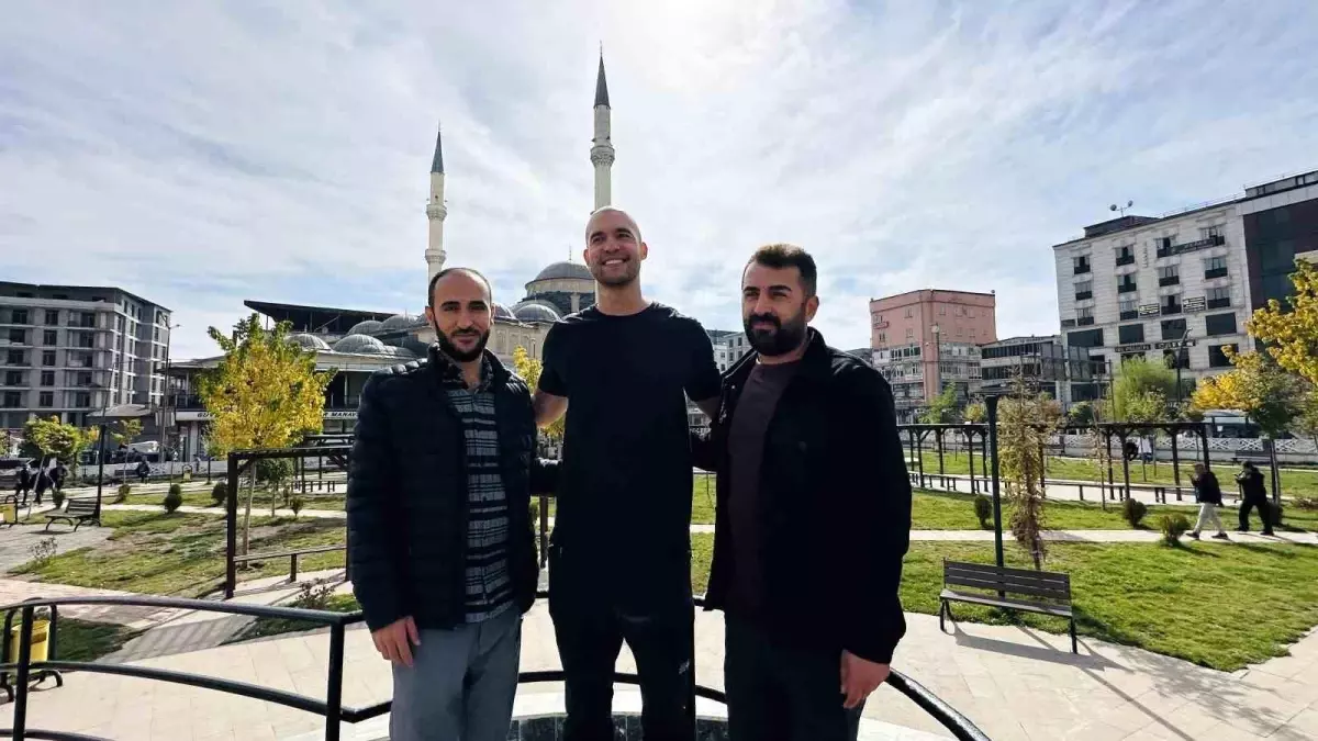 Amerikalı Seyyah David Davis, Yüksekova'nın Doğasına Hayran Kaldı