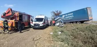 Adana'da Tır ile Çarpışan Otomobilin Sürücüsü Hayatını Kaybetti