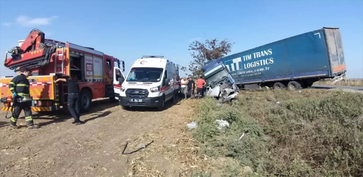 Adana'da Tır ile Çarpışan Otomobilin Sürücüsü Hayatını Kaybetti