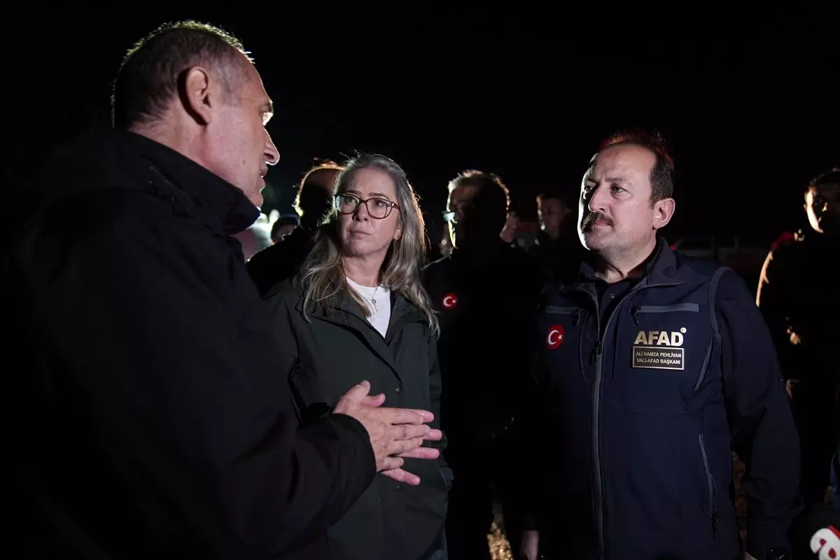 İzmir Foça'da Sel Felaketi: 666 Personel ve 277 Araçla Kurtarma Çalışmaları Devam Ediyor