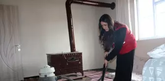 Öğrencilerden Yaşlılara Destek: Kızılay Gönüllüleri Temizlik Hizmeti Verdi