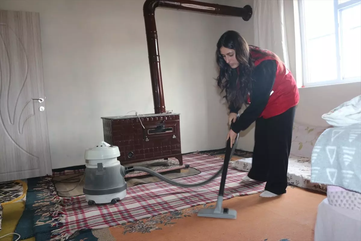 Öğrencilerden Yaşlılara Destek: Kızılay Gönüllüleri Temizlik Hizmeti Verdi