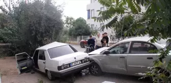 Antalya'da İki Otomobil Çarpıştı: İki Yaralı