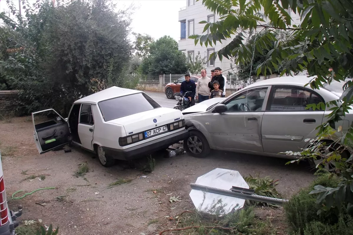 Antalya'da İki Otomobil Çarpıştı: İki Yaralı