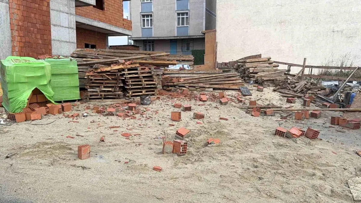 İstanbul'da Şiddetli Rüzgar İnşaat Halindeki Bina Çatısını Uçurdu