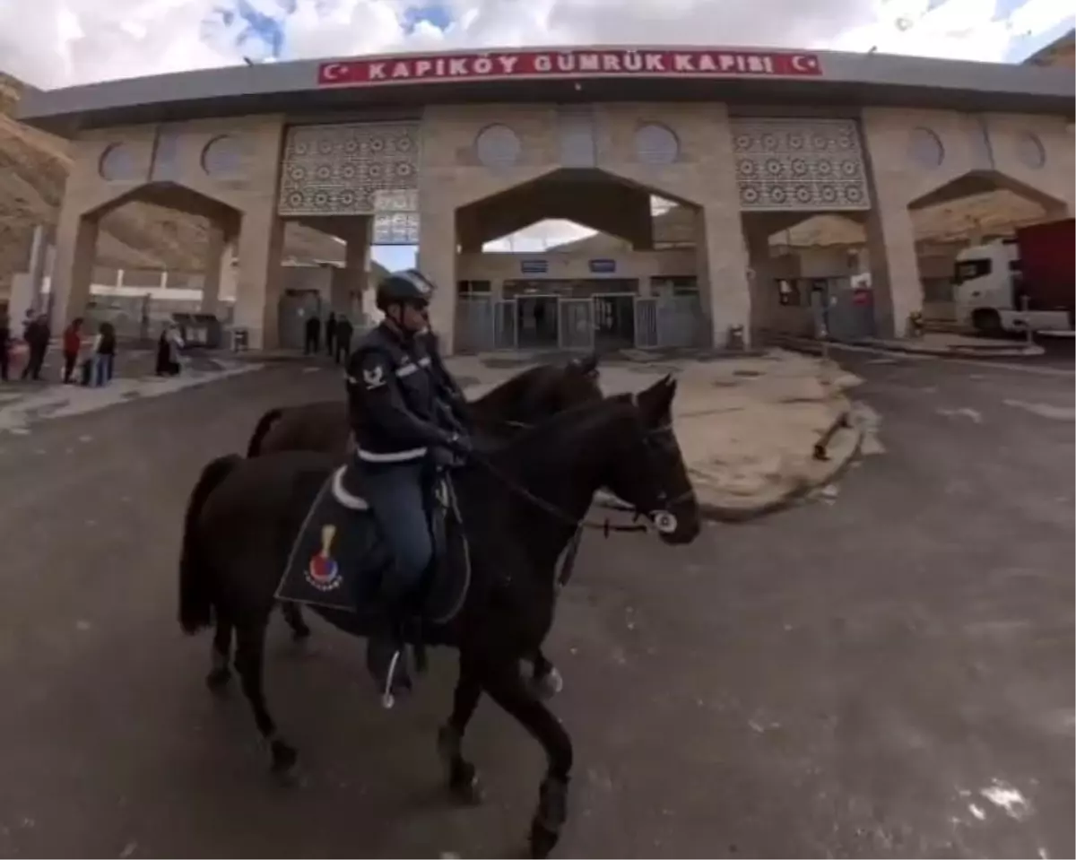 Atlı Jandarma Timi, Kapıköy Gümrük Kapısı çevresinde devriye yapıyor
