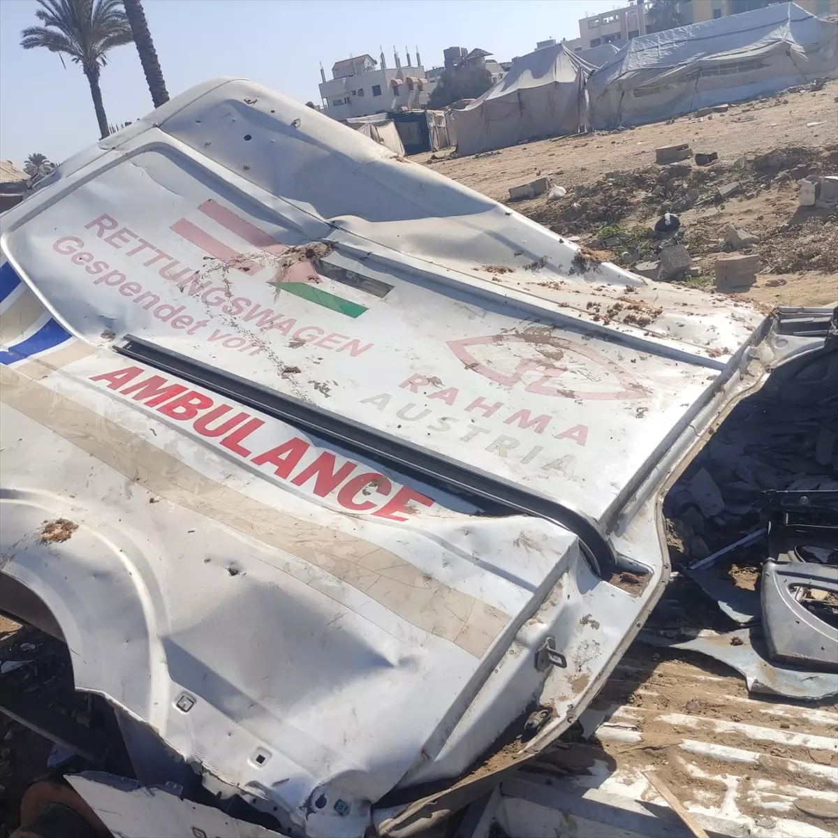 İsrail, Gazze'deki Ambulansı Bombaladı