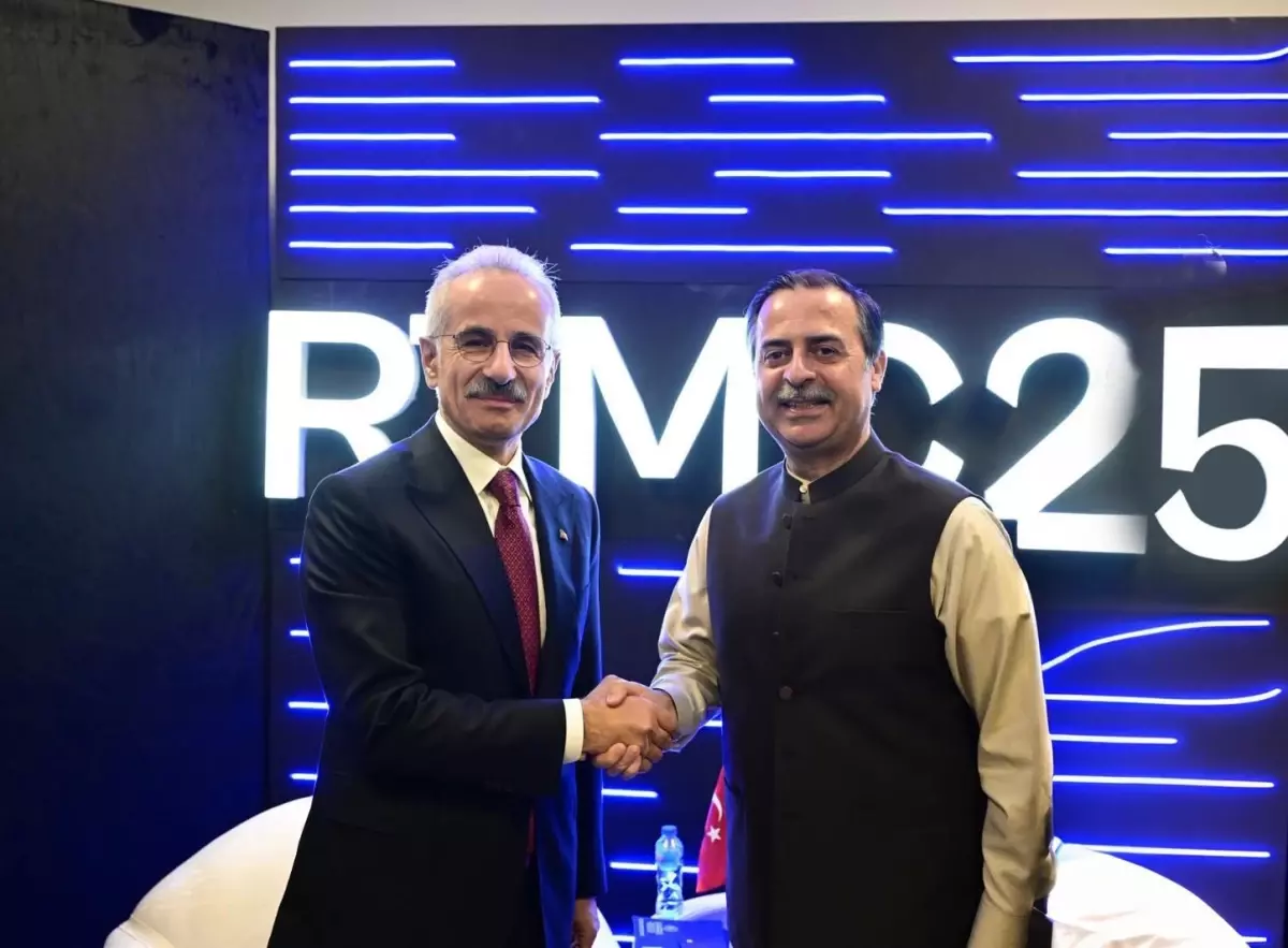 Ulaştırma ve Altyapı Bakanı Uraloğlu, Pakistan'da İkili Görüşme Gerçekleştirdi