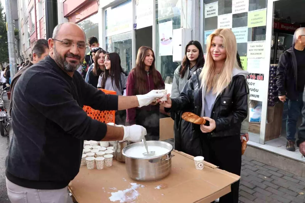 Sivas'ta Esnaf, Öğrencilere Sıcak Süt İkramıyla Köy Sütünü Tanıttı