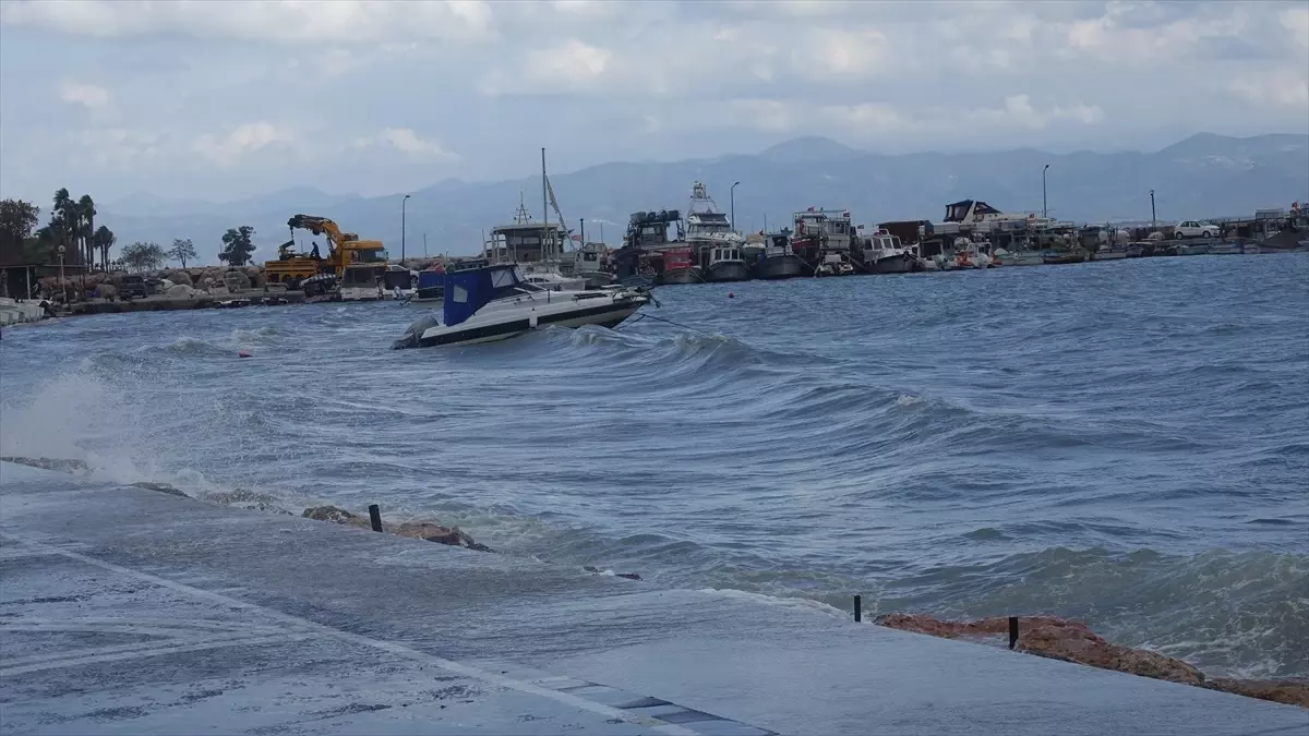 Balıkesir'de Lodos Sebebiyle İki Balıkçı Teknesi Battı