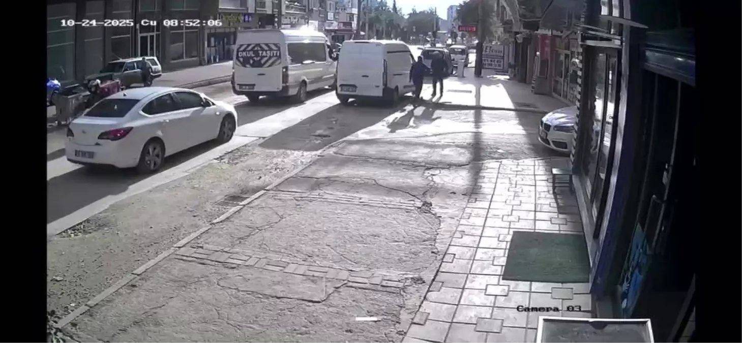 Bursa'da Park Halindeki Araç, Yaya ile Çarpıştı