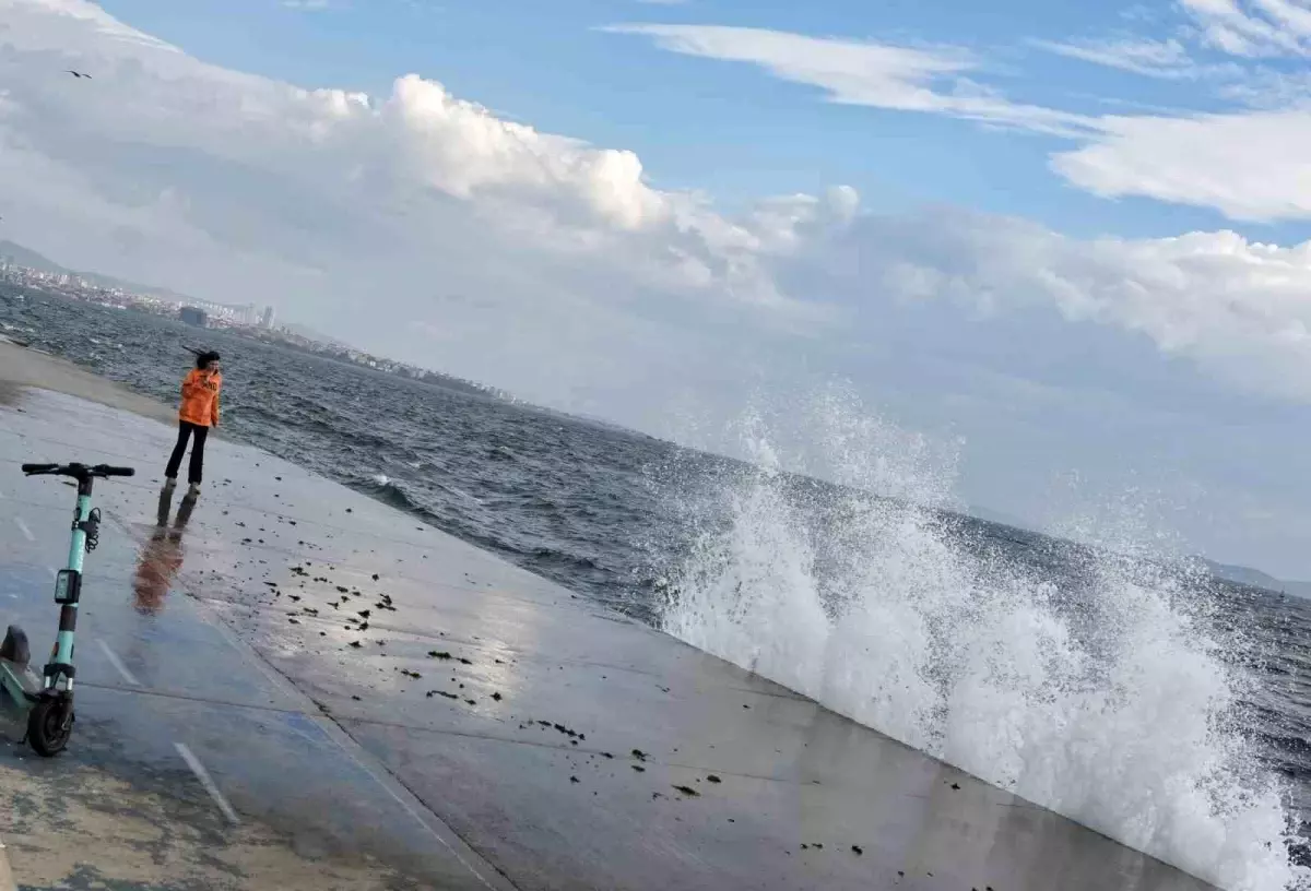 İstanbul'da Şiddetli Rüzgar Sahilde Etkili Oldu