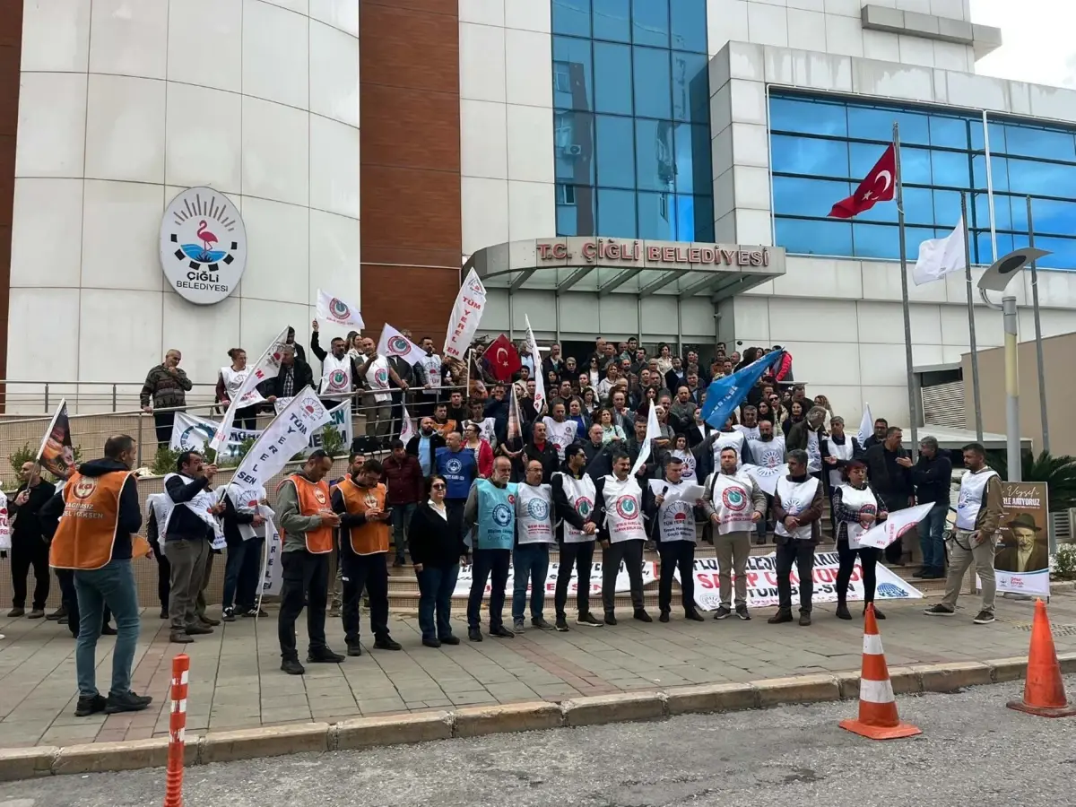 Çiğli Belediyesi'nde Memurlar TİS Hakkı İçin İş Bıraktı