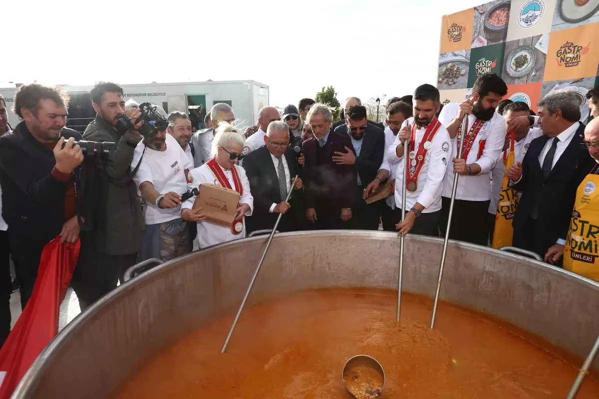 Kayseri Gastronomi Günleri'nde 1 Ton Pastırmalı Gömeç Kuru Fasulye Dağıtıldı