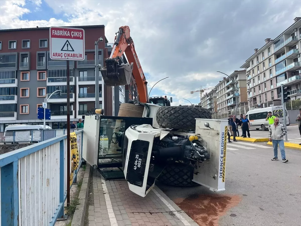 Kocaeli'de Seyir Halindeki Tırdan Düşen İş Makinesi Sürücüsü Yaralandı