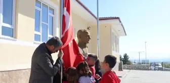 Köy okulundaki öğrencilerin 'vatan ve bayrak' sevgisi yürekleri ısıttı