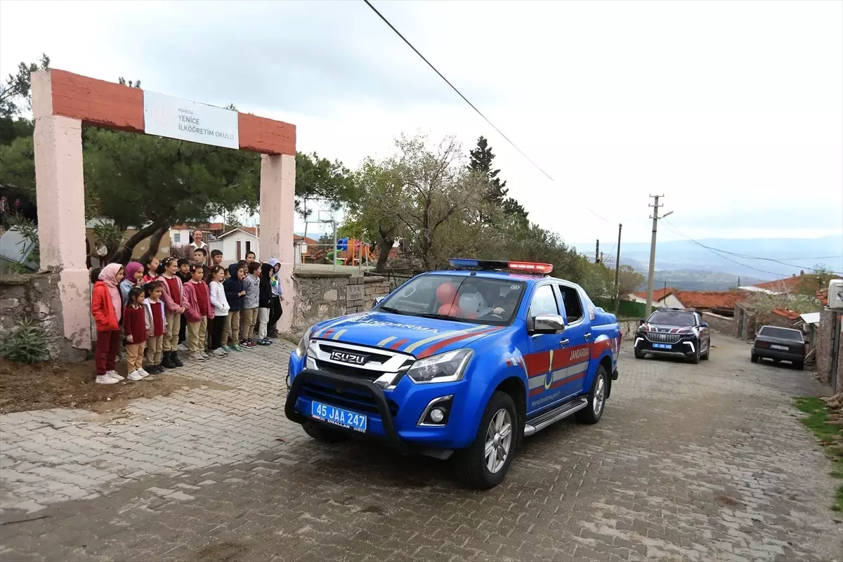 Jandarma Ekipleri, Cumhuriyet Bayramı İçin Öğrencileri Ziyaret Etti