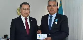 Prof. Dr. Kenan Koç'a Kazakistan'da Hizmet Nişanı Verildi