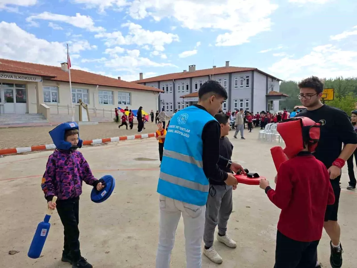 Gönüllü Gençlerden Denizova İlkokulu'na Unutulmaz Etkinlik