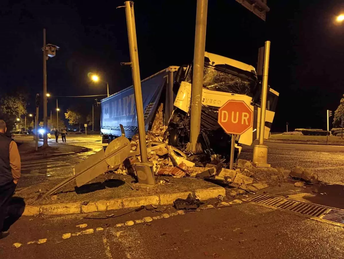 Ordu'da Trafik Kazası: Süt Yüklü Tır ile Otomobil Çarpıştı